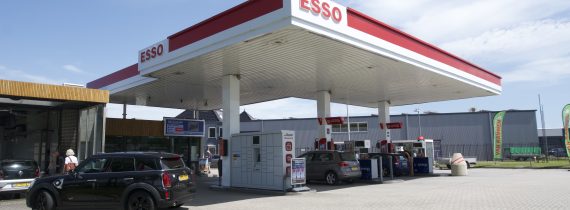 Lage prijzen, bemande pomp, gevulde shop